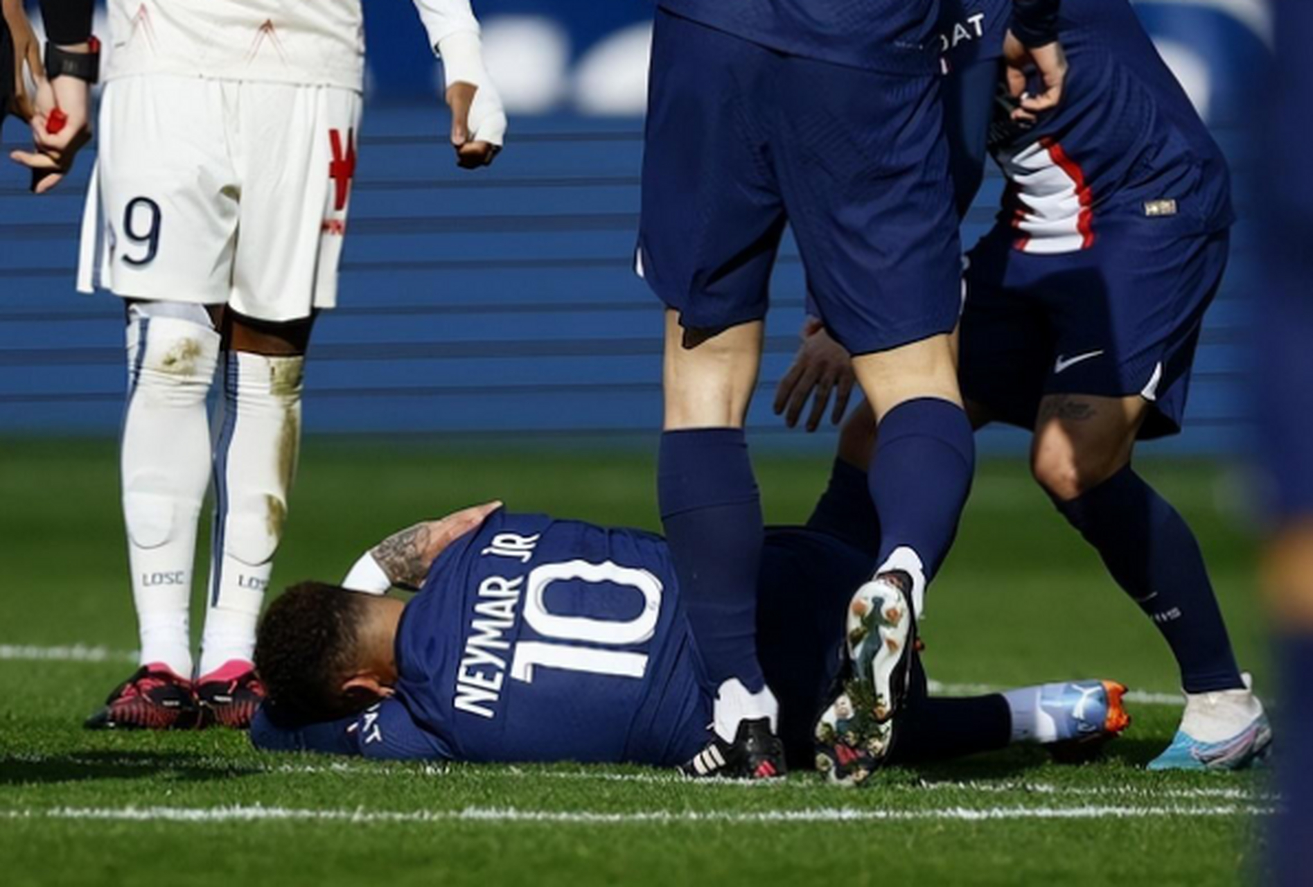 在线牛牛-巴黎圣日耳曼扭转颓势，客胜挺进(巴黎圣日耳曼2比3巴萨)